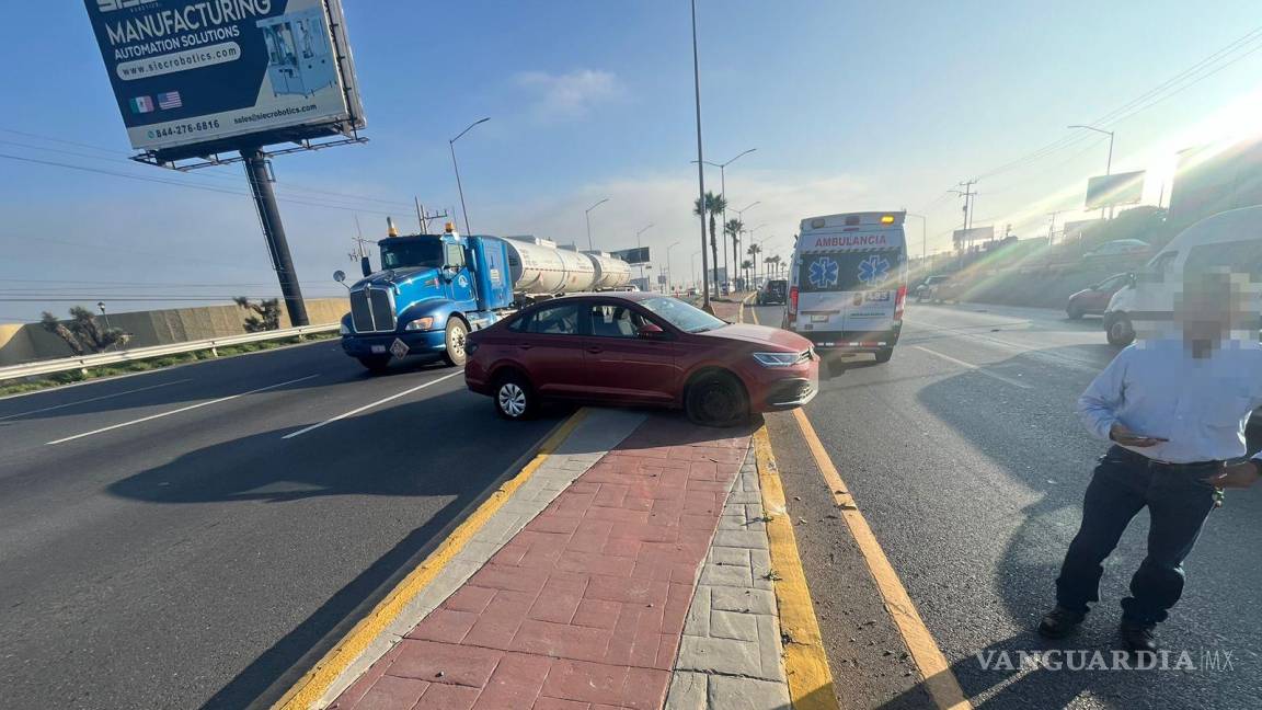 Termina sobre el camellón tras cambiar de carril sin precaución en Ramos Arizpe; genera caos vehicular