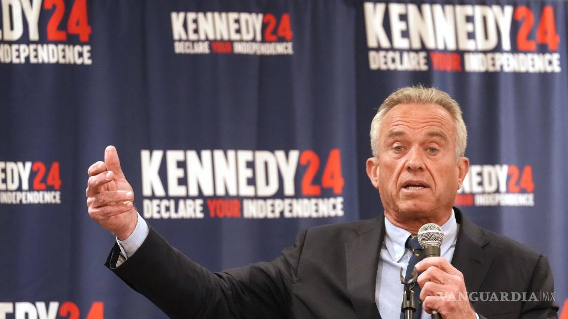 $!Robert F. Kennedy Jr., candidato independiente a la presidencia de los Estados Unidos, habla durante un acto de campaña en un hotel de Nashville, Tennessee.