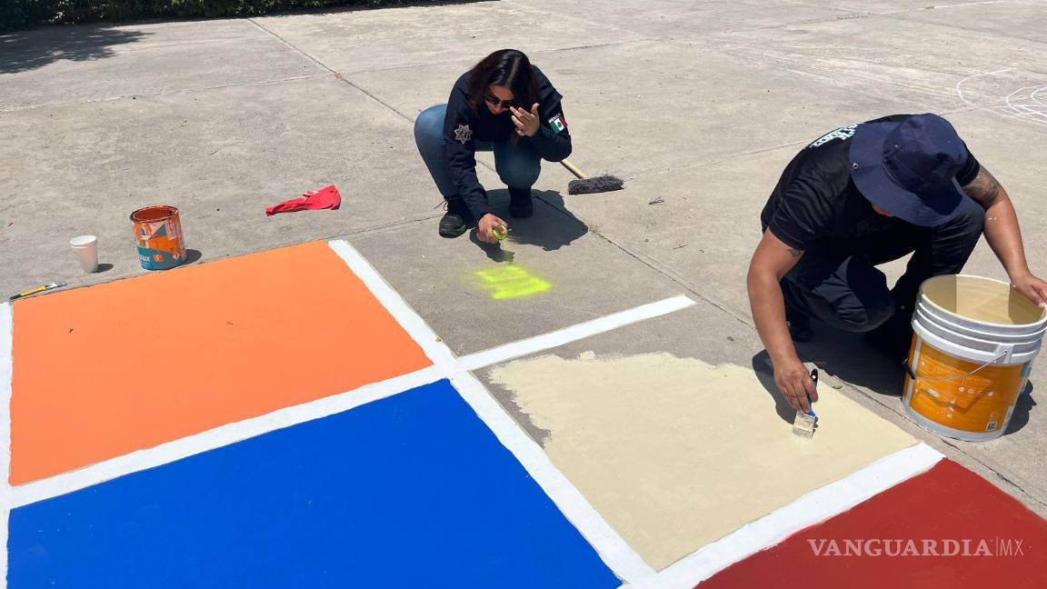 Héroes sin capa: policías de Saltillo ayudan a reparar escuela vandalizada en pleno regreso a clases