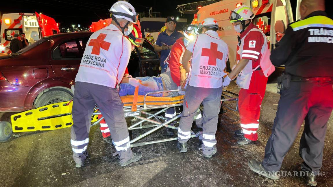 $!Paramédicos de la Cruz Roja trasladaron al responsable del accidente a un hospital para su atención médica.