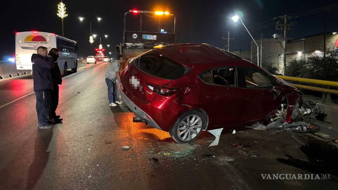 $!Una grúa remolco el automóvil siniestrado hacia el corralón mientras se realizaba el peritaje.