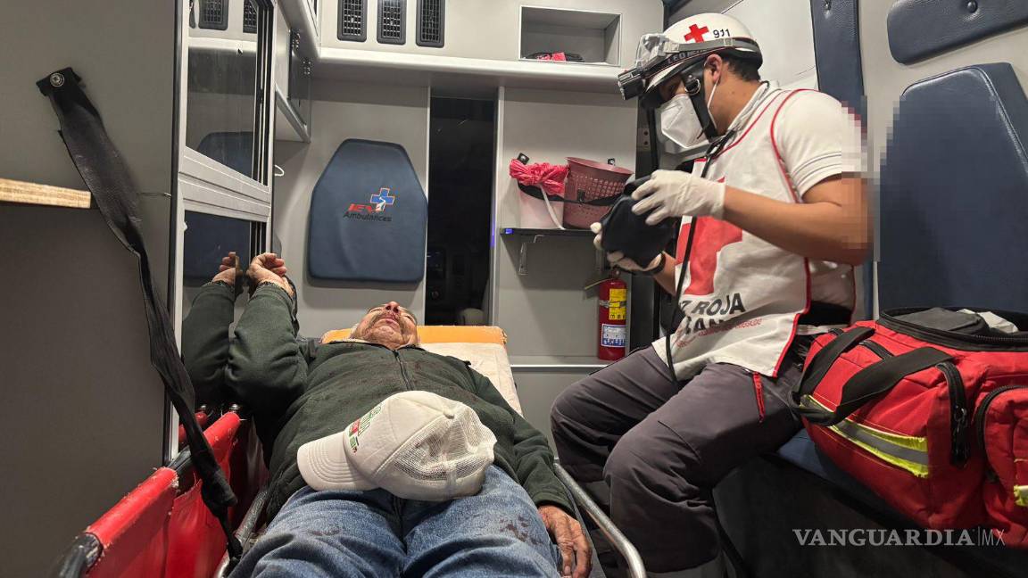 $!Paramédicos de la Cruz Roja valoran al conductor del camión, quien afortunadamente no sufrió lesiones graves.