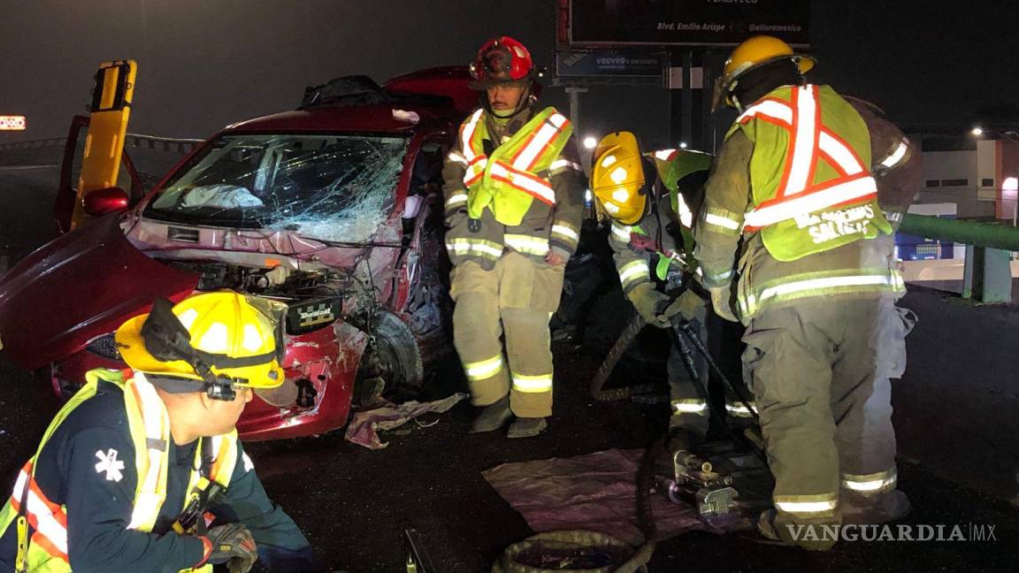 Conductor termina prensado tras perder el control de su auto y chocar contra camioneta, al oriente de Saltillo