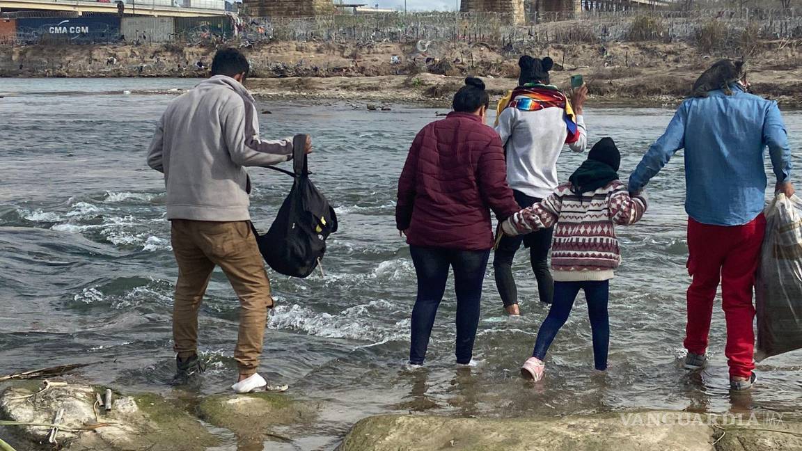 $!Familias enteras están cruzando el río Bravo para buscar una oportunidad en los Estados Unidos.