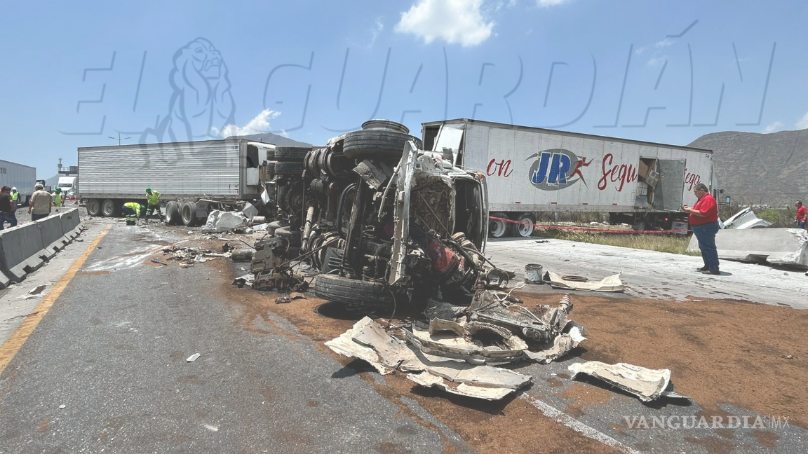 Colisión en la caseta de cobro de Santa Catarina paraliza el tráfico en la autopista a Saltillo