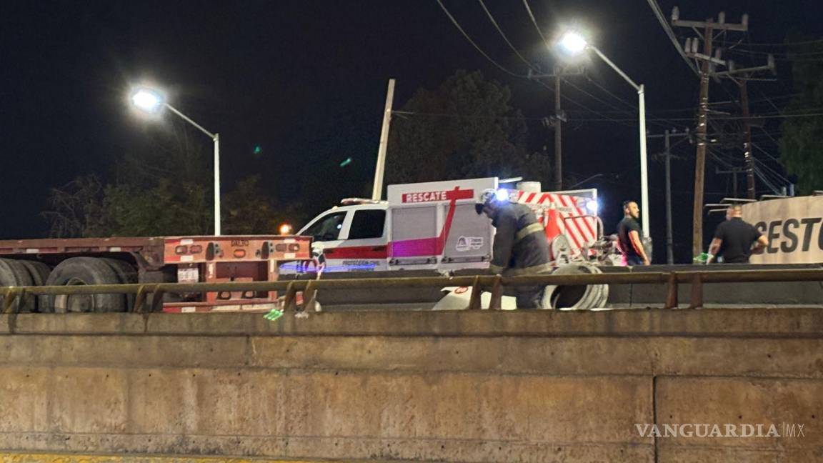 $!Bomberos de Ramos Arizpe esparcieron aserrín para evitar riesgos por derrame de fluidos tras el percance.