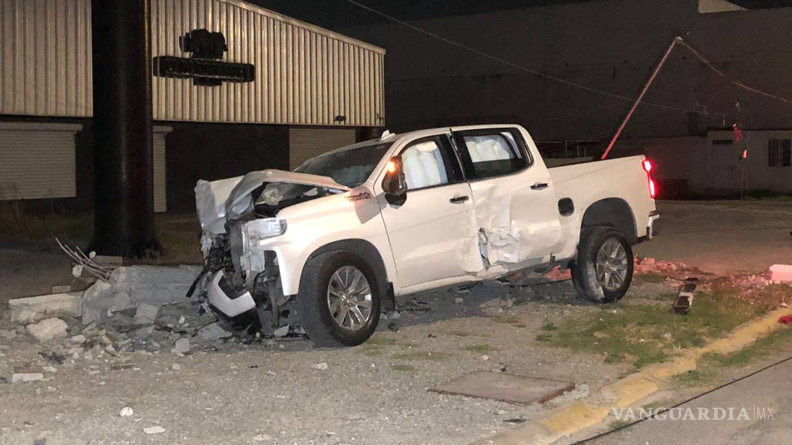 Conductor termina con su camioneta destrozada tras impactarse contra poste, al norte de Saltillo