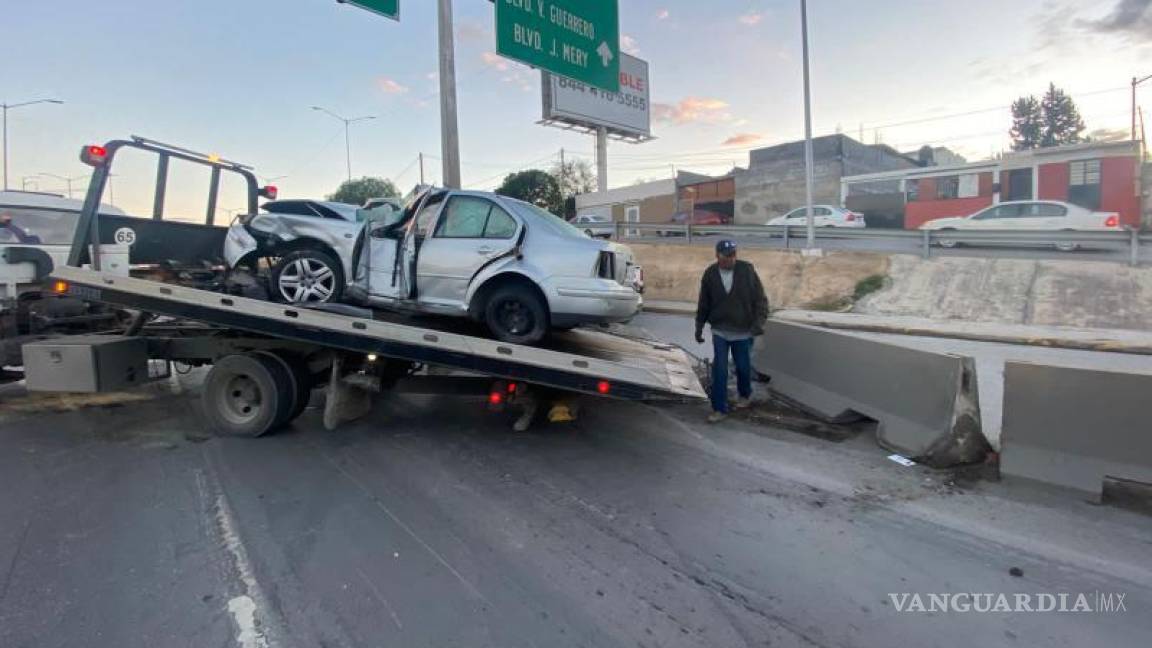 $!Oficiales de Tránsito Municipal cerraron dos carriles de circulación para evitar un percance mayor.