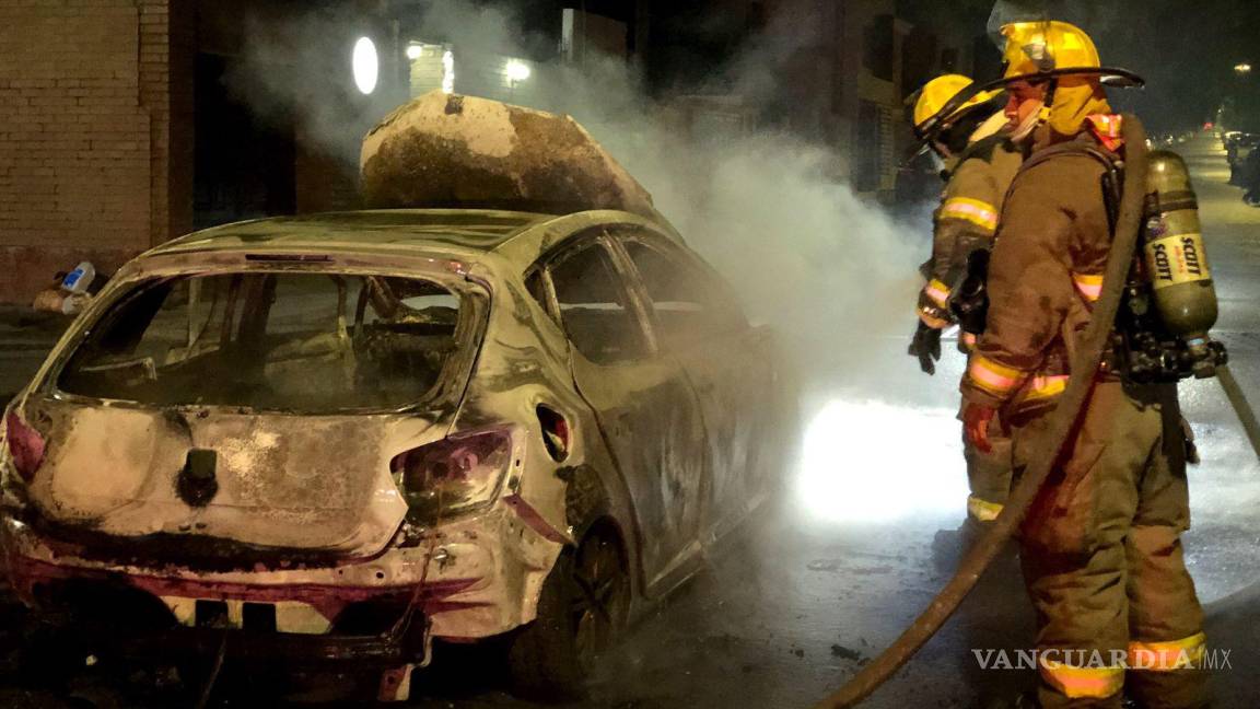 Fuego consume coche mientras circulaba al norte de Saltillo; conductora logra ponerse a salvo