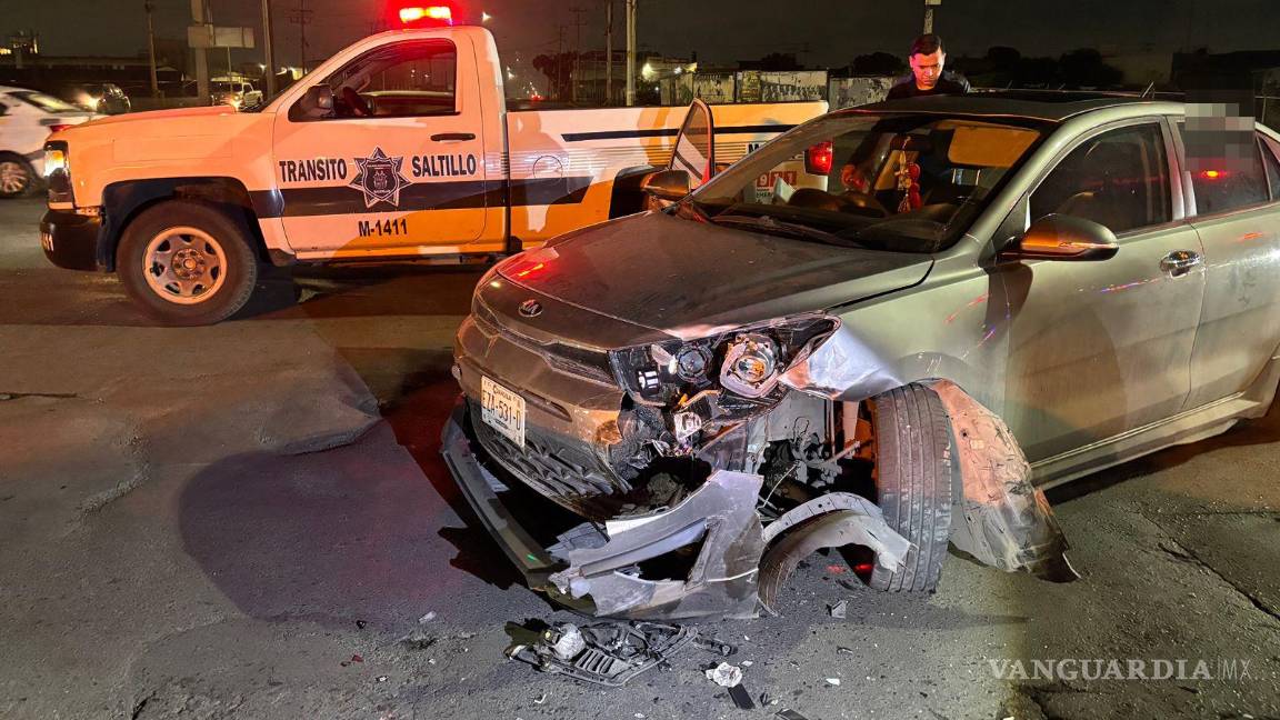 $!El automóvil KIA terminó obstruyendo parte de la vialidad tras el choque.