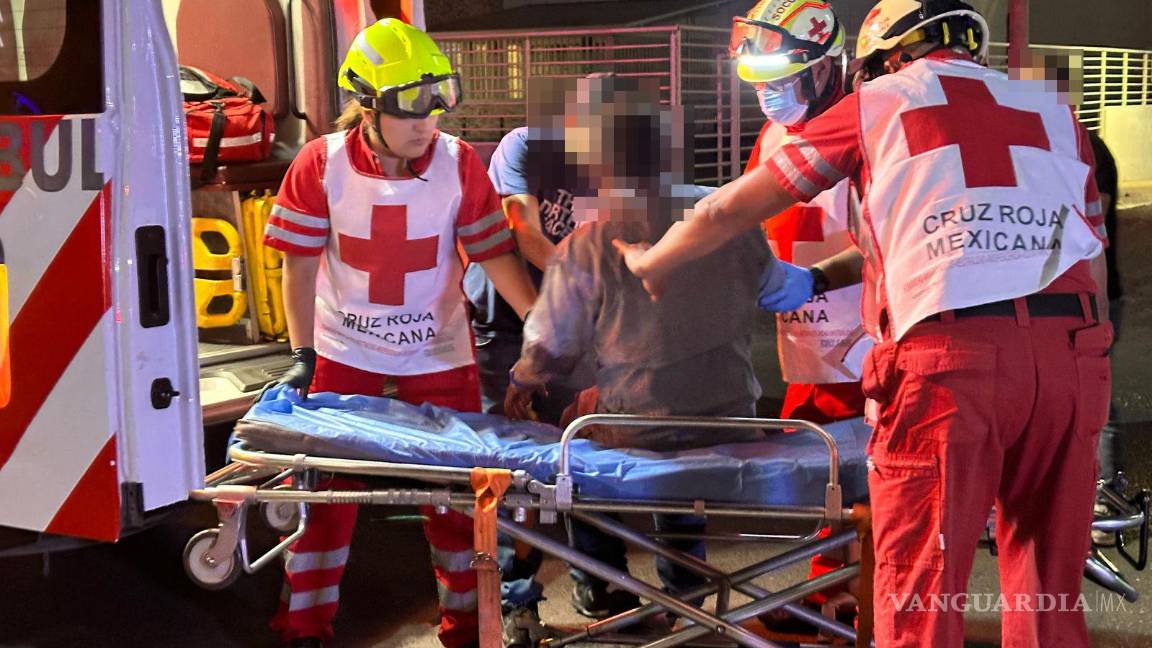 $!Paramédicos de la Cruz Roja auxiliaron al conductor en el lugar del accidente.