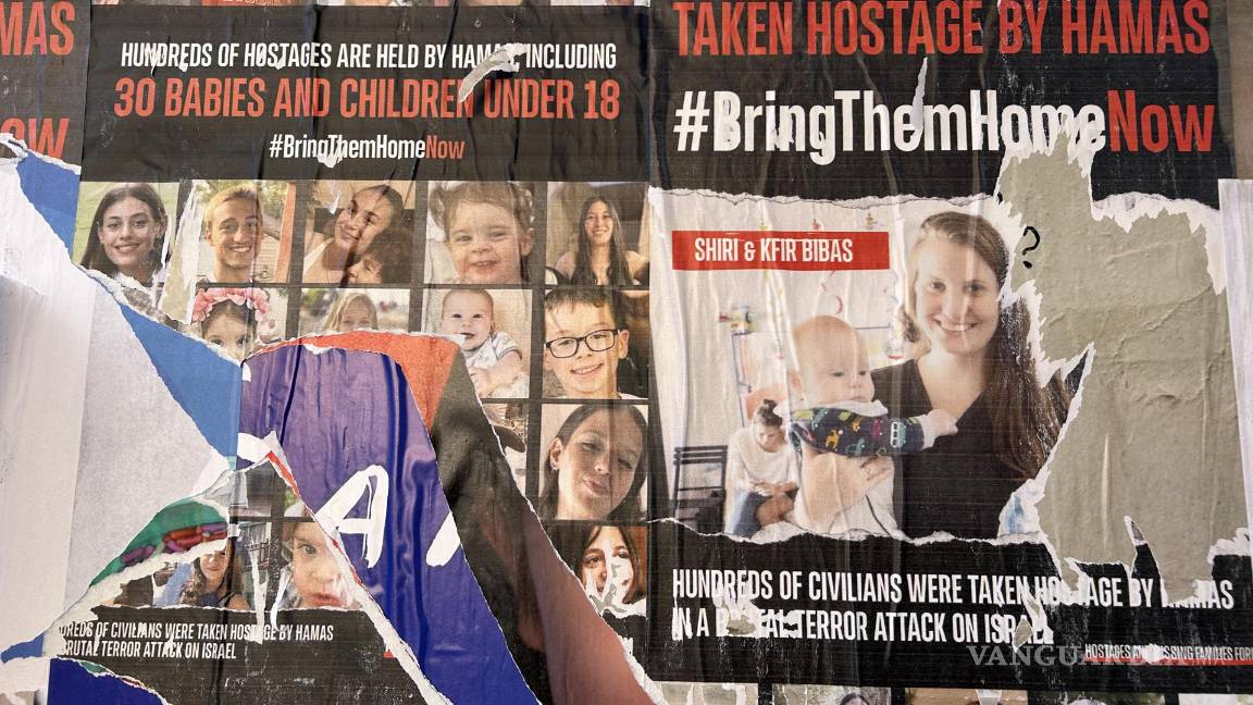 $!Vista de varios carteles destrozados con imágenes de personas secuestradas por Hamás en una calle de Nueva York.