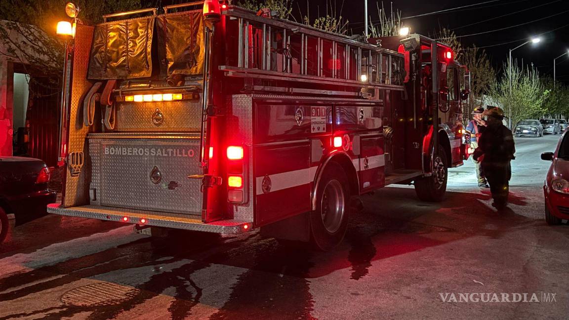 $!Bomberos sofocaron las llamas que envolvieron el vehículo dentro de una cochera en la colonia Vistas de Peña.
