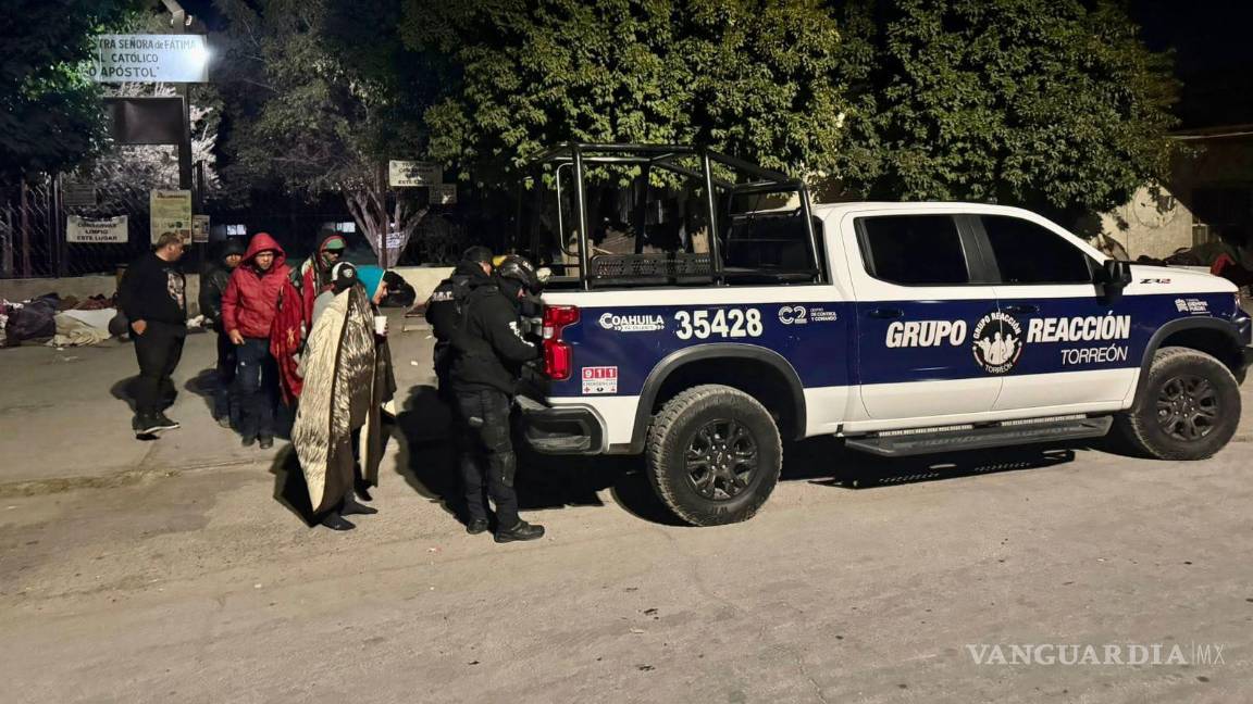 $!Familias migrantes reciben alimentos calientes y ropa de abrigo gracias a la iniciativa de la Policía Municipal de Torreón.