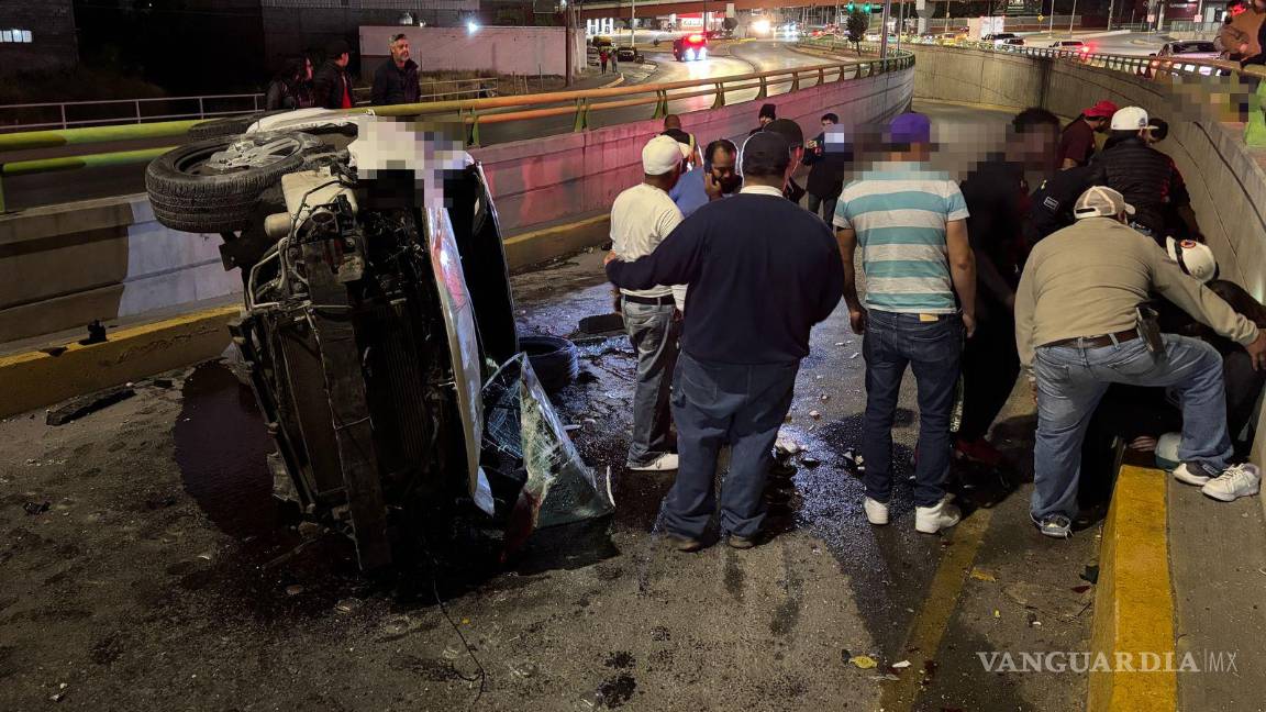 $!Testigos intentaron auxiliar a los ocupantes del vehículo, pero su intervención pudo agravar el estado de una de las víctimas.