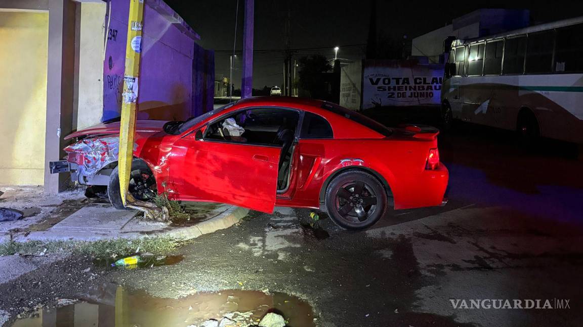 $!El fuerte choque despertó a vecinos, quienes reportaron el incidente a las autoridades.