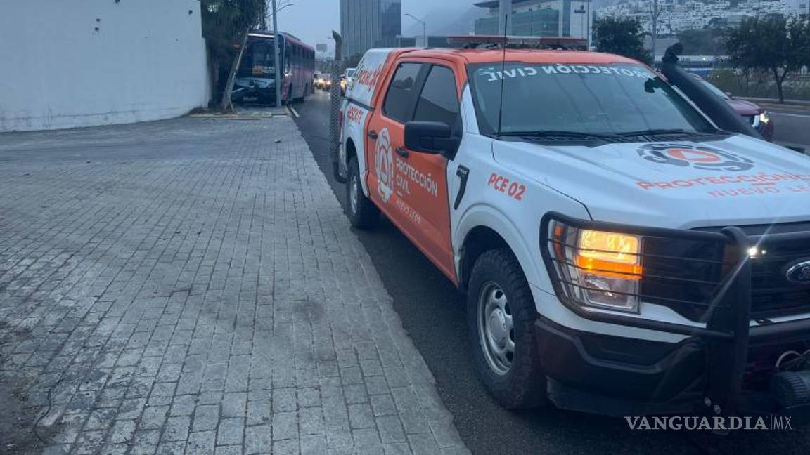 $!Camión de pasajeros se impacta contra poste con saldo de cuatro lesionados en NL