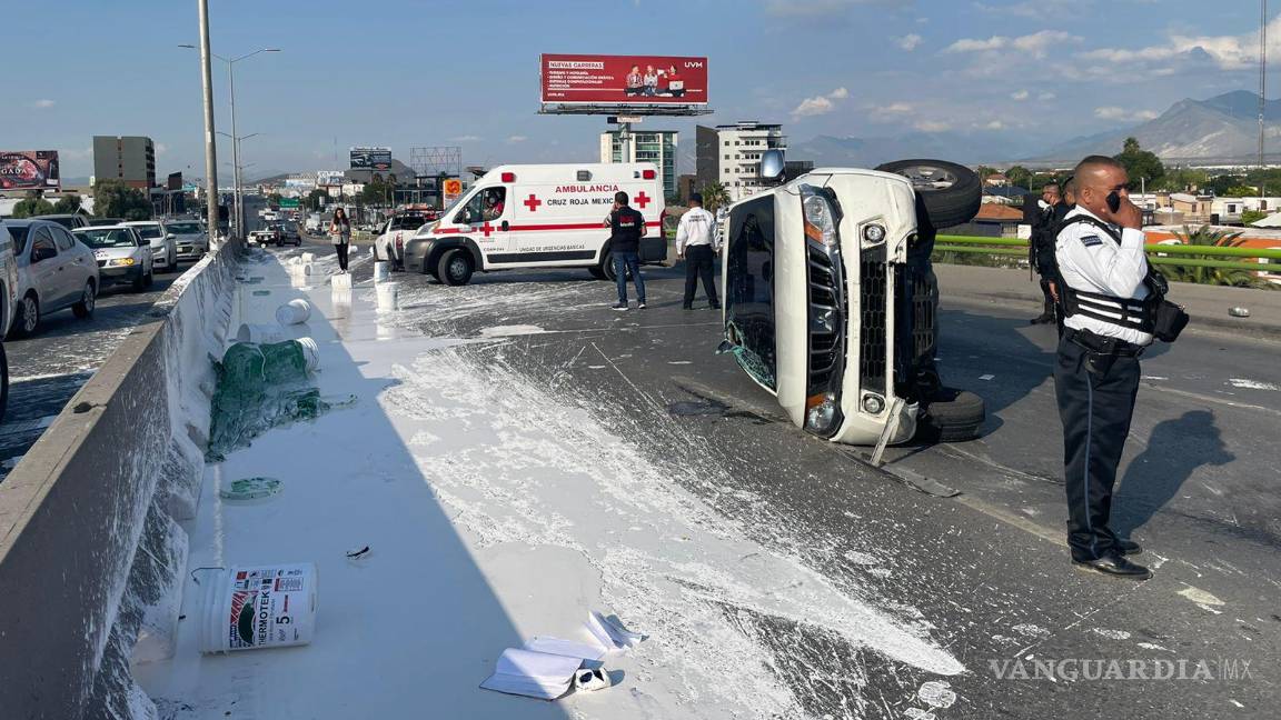 Volcadura de camioneta con impermeabilizante pinta de blanco el V. Carranza de Saltillo