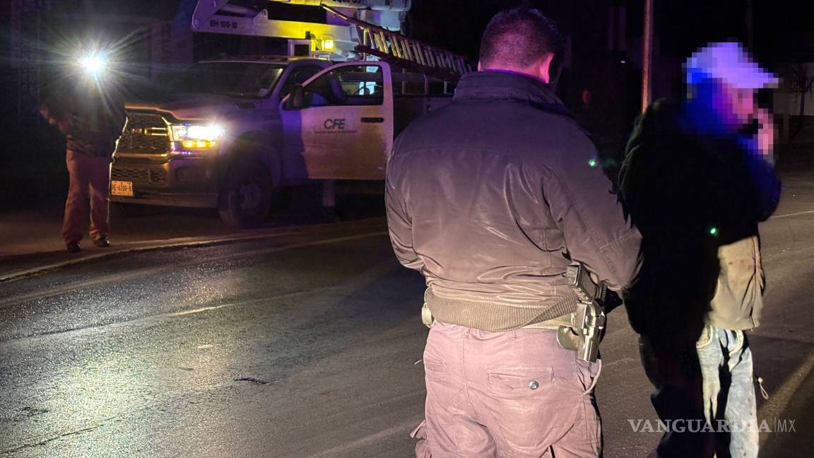 $!Personal de la CFE trabaja en la reparación del poste de luz dañado por el impacto del camión recolector.