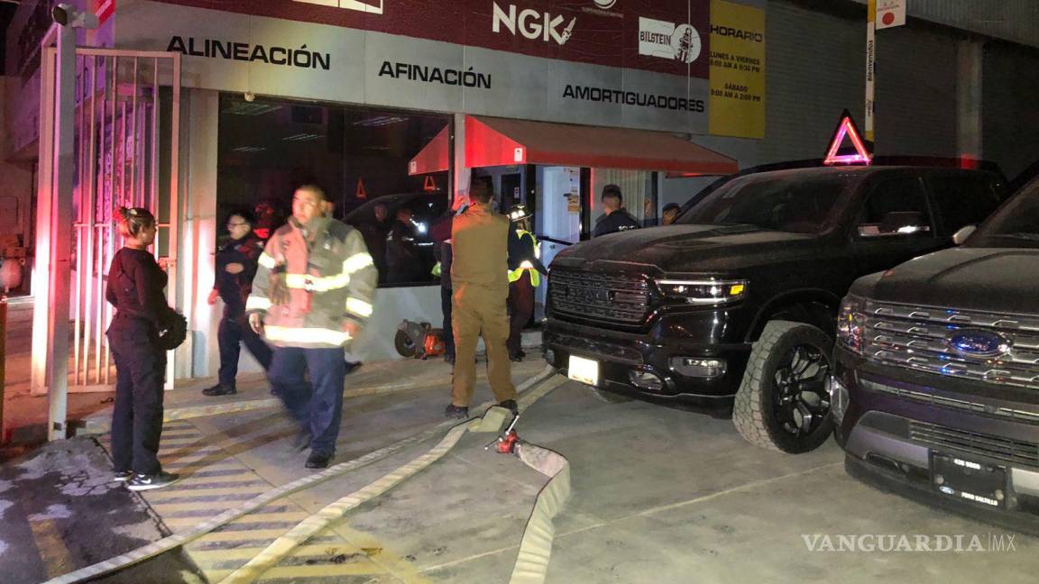 Dos autos terminan consumidos por el fuego tras incendio en taller del V. Carranza de Saltillo
