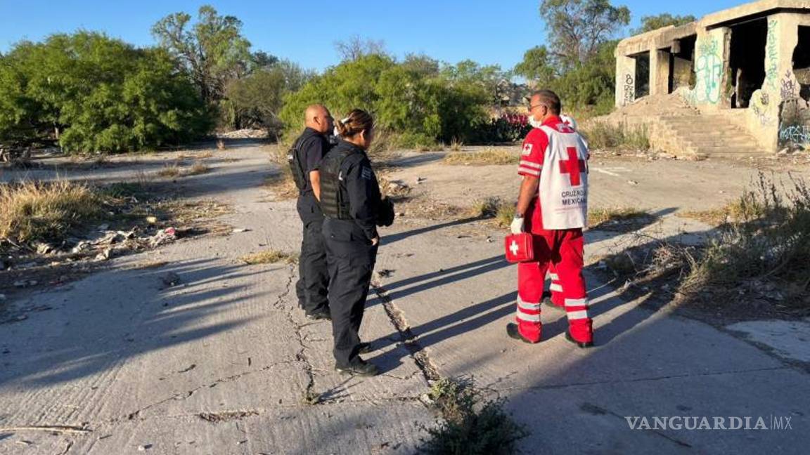 $!El paramédico a cargo, Guillermo, confirmó el fallecimiento de la persona y aseguró que no presentaba huellas de violencia.