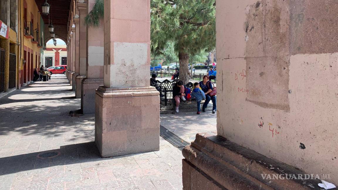 Retiran antiguos teléfonos públicos de Plaza de Armas de Saltillo