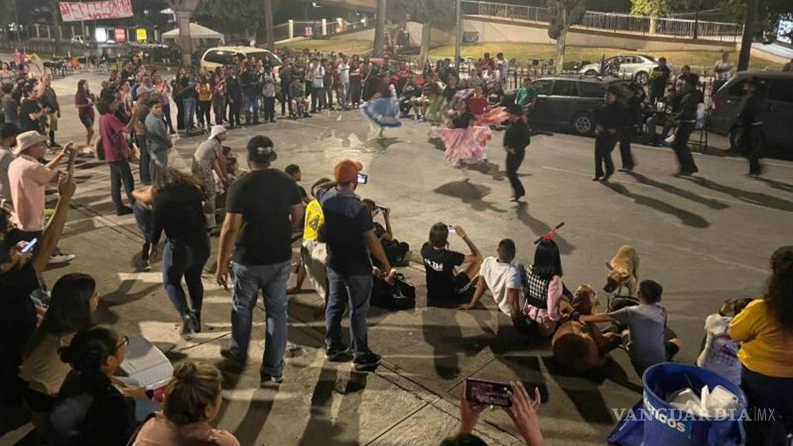 $!Durante la noche hubo actividades artísticas sobre el bulevar Venustiano Carranza.