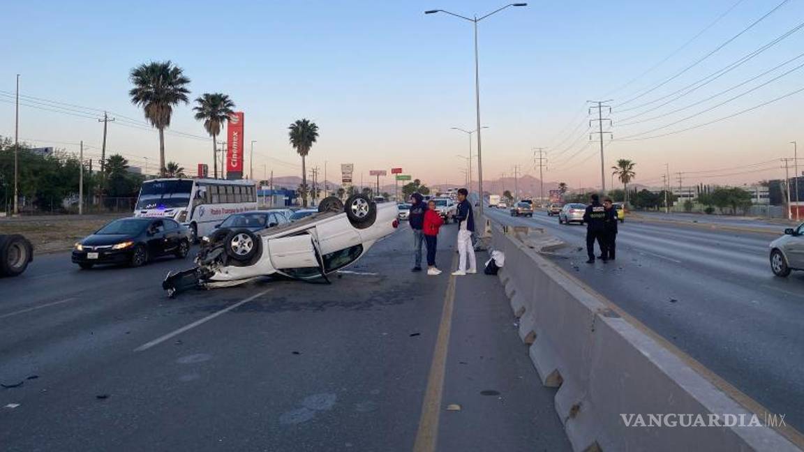 $!Afortunadamente, no se reportaron personas lesionadas tras la volcadura en Mirasierra.