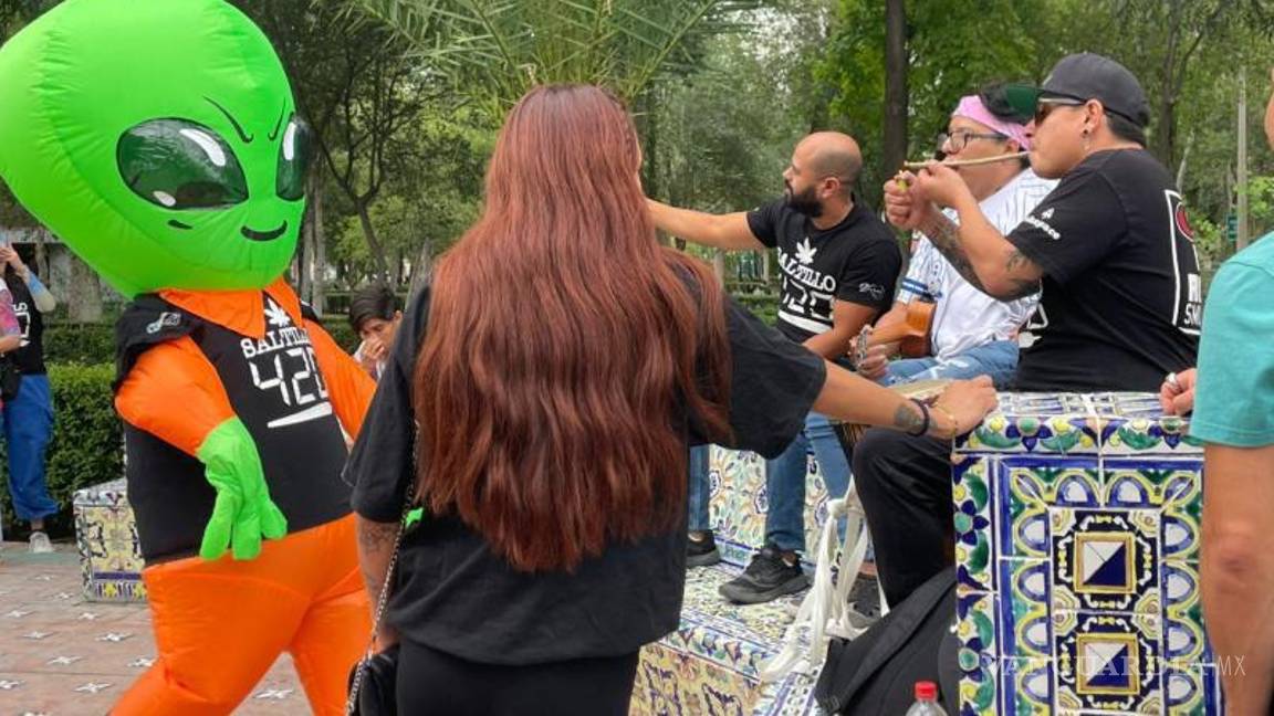 $!Con música de ukelele y tambor, los manifestantes marcharon por el centro, abogando por el fin de la estigmatización y la criminalización de los consumidores.