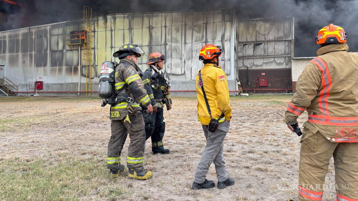 Evacuan a más de 100 trabajadores por incendio en empresa en Apodaca, Nuevo León
