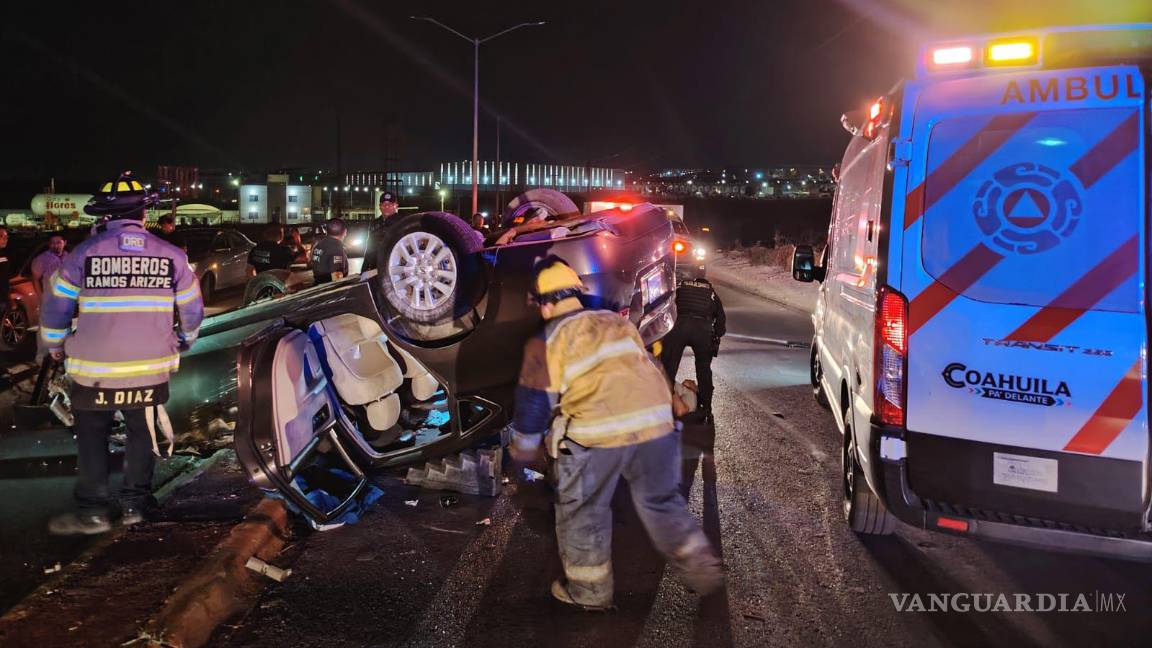 Vuelca joven ebrio tras chocar contra luminaria en Ramos Arizpe; hay dos lesionados