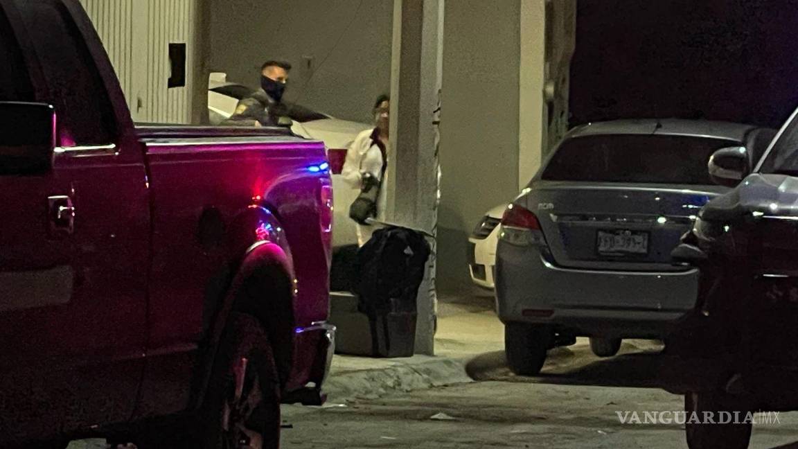 $!Elementos de la Fiscalía realizaron las diligencias en el domicilio donde fue hallado el joven.