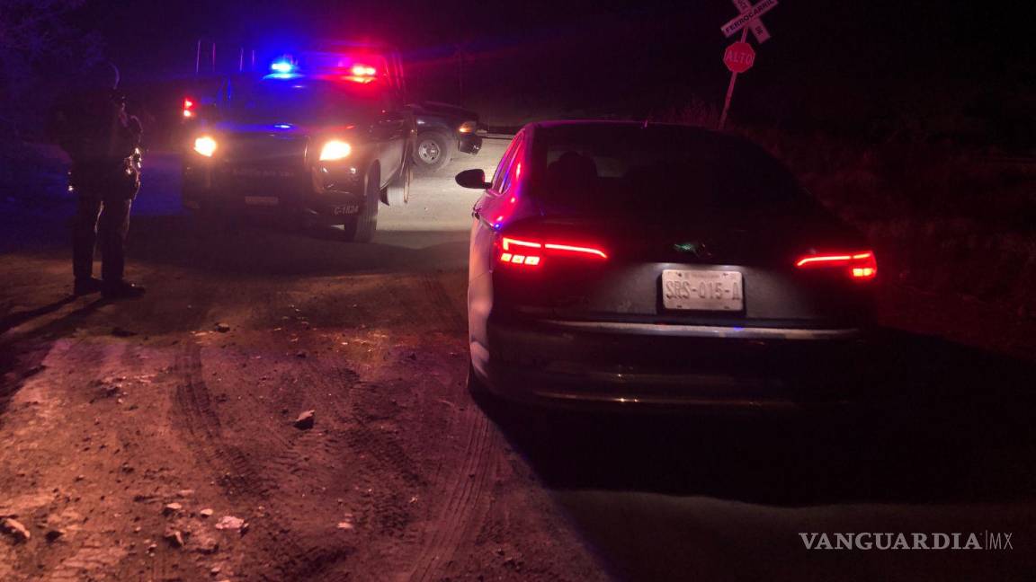 $!Paramédicos del Cuerpo de Bomberos acudieron para la valoración del joven, pero lamentablemente ya no contaba con signos vitales.