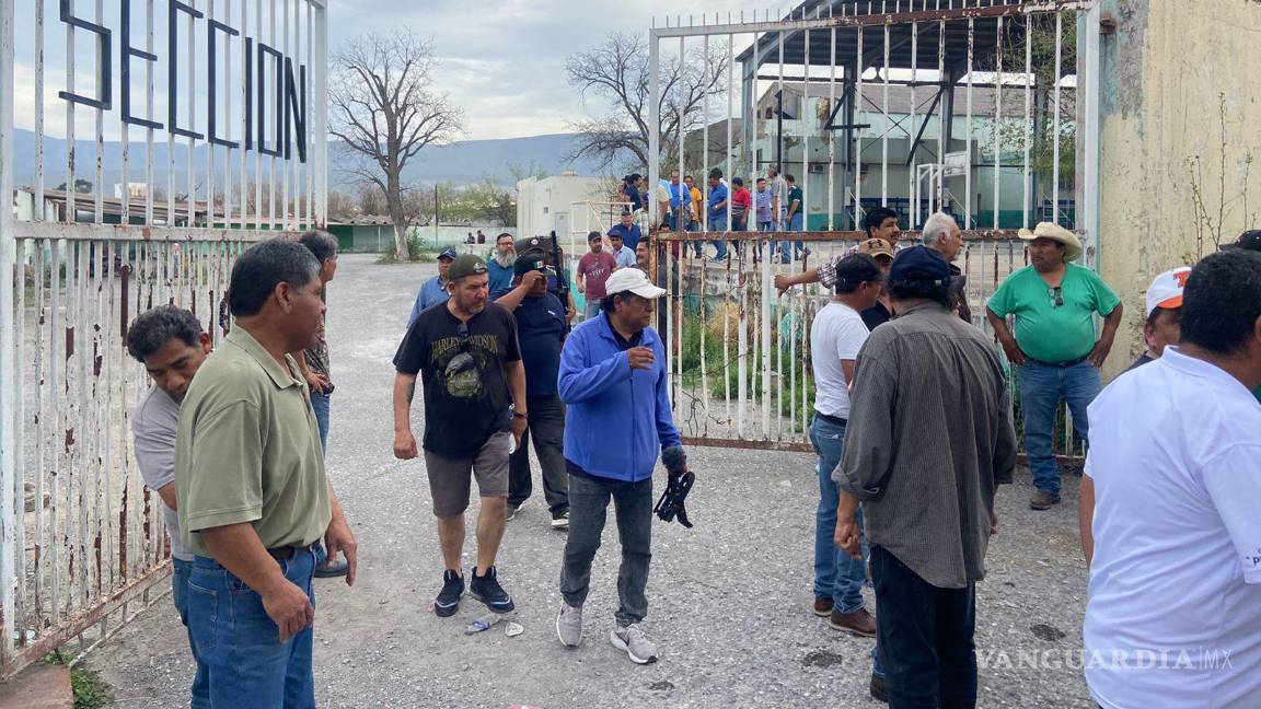 $!El grupo de obreros exige que se dé solución a sus problemas, quieren el pago total de lo que les adeudan.