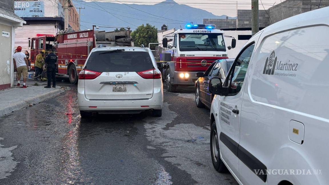 $!Bomberos trabajaron por horas para sofocar el incendio en la colonia Nueva Tlaxcala.