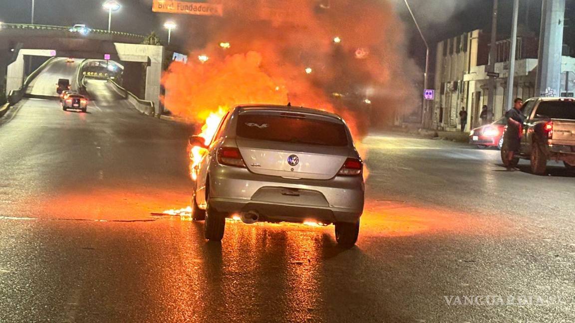 Arde en llamas auto tras presunto cortocircuito al oriente de Saltillo