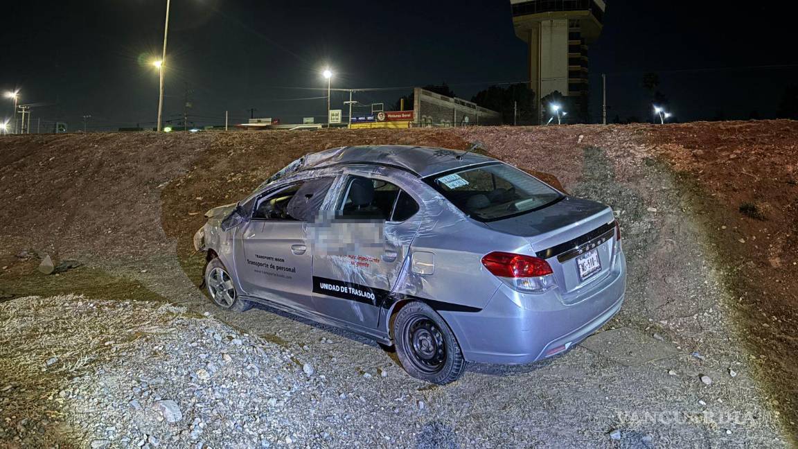 $!A pesar del aparatoso vuelco, el conductor no sufrió lesiones y no llevaba pasajeros al momento del accidente.