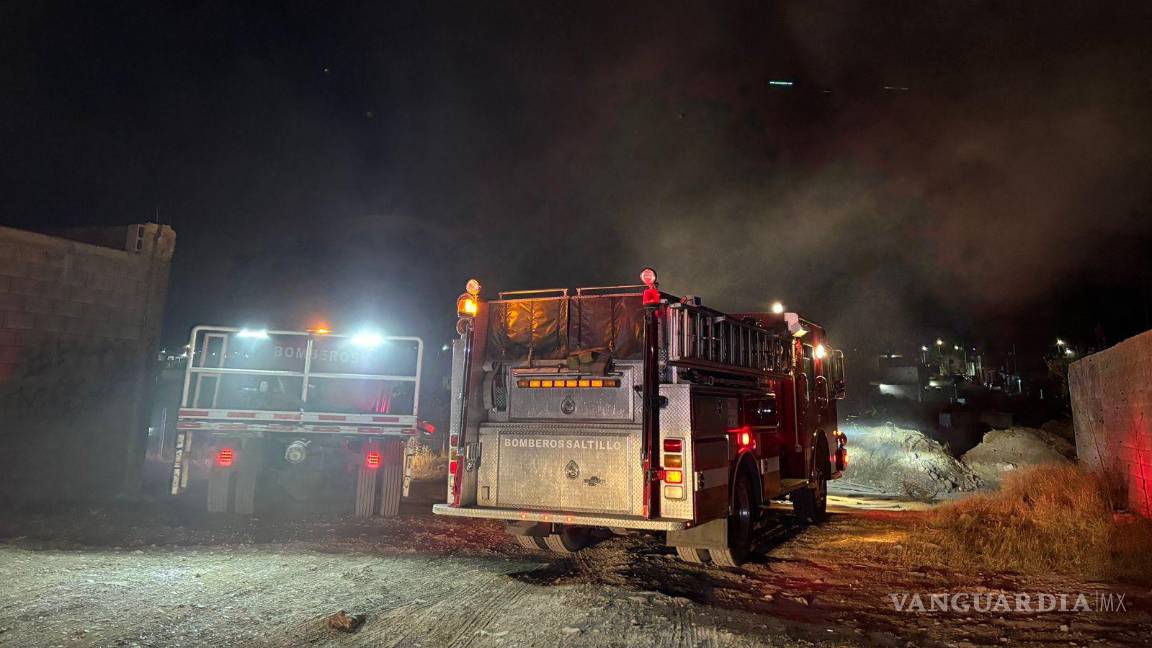 $!Los habitantes del tejabán lograron ponerse a salvo antes de que las llamas lo consumieran.