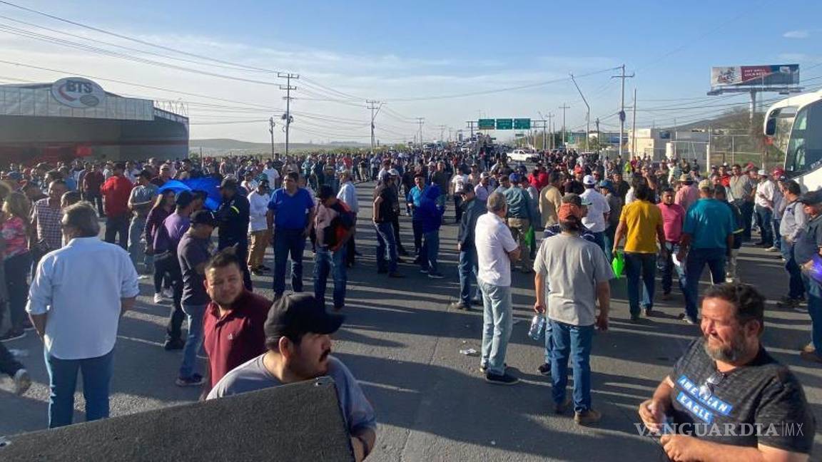 $!Los empleados de Altos Hornos de México enfrentan incertidumbre y desilusión mientras esperan recibir entre 300 mil y 400 mil pesos en salarios pendientes.