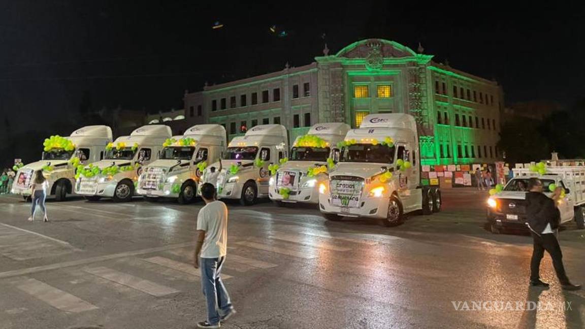 $!Tráileres circularon y se estacionaron enfrente del Tecnológico de Saltillo.
