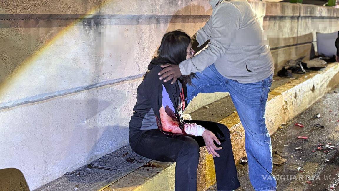 $!Daniela, una de las pasajeras, sufrió una fractura en el antebrazo y fue trasladada al Hospital General para su atención.