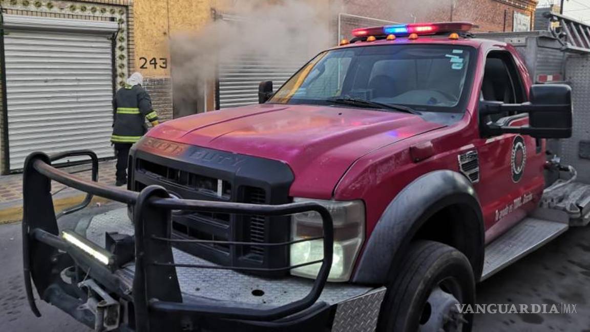 $!La nube de humo grisáceo emergió de la cortina metálica del negocio “La Casa del Queso”, alertando a los transeúntes en Ramos Arizpe.