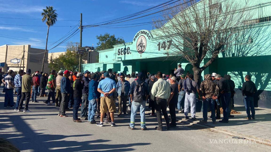 $!Aunque intentaron abrir por la fuerza el inmueble, los obreros fueron convencidos por la policía de no hacerlo.