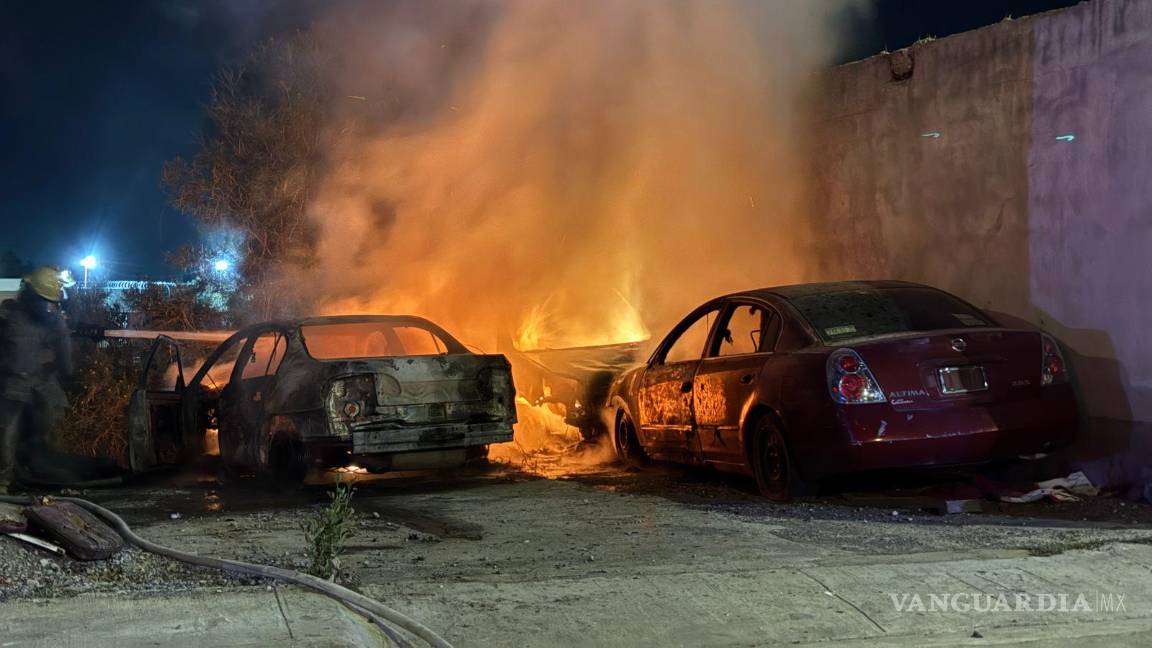 $!Elementos de la Policía Municipal acordonaron el área y pidieron a los vecinos mantenerse alejados del fuego, que alcanzó gran intensidad.