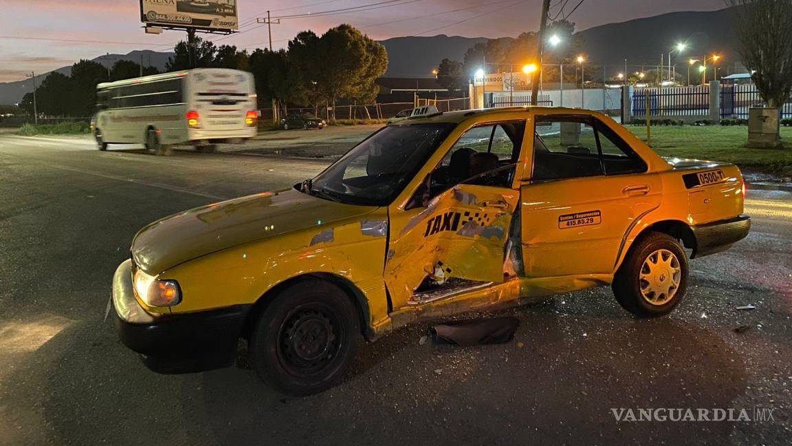 Taxista realiza imprudente maniobra y quita derecho de paso a automovilista, al oriente de Saltillo