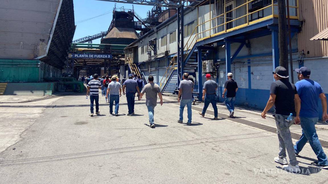 Cien obreros de Coquizadora de AHMSA protestan; tienen ocho semanas sin cobrar sueldo