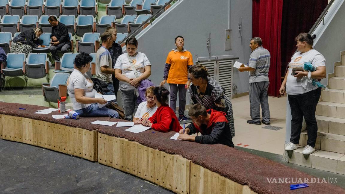 $!Los rusos desplazados de las regiones fronterizas de Kursk se registran en el Circo Estatal, que funciona como un punto de ayuda temporal.