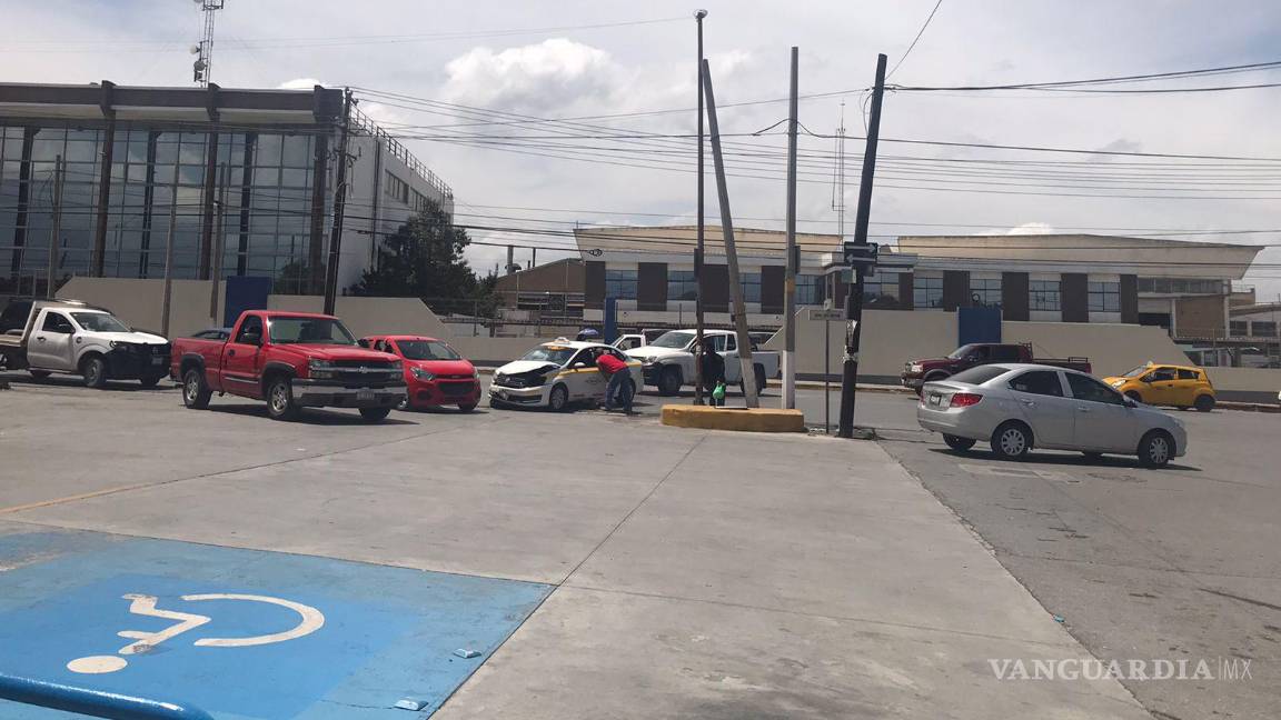 Choque provoca tráfico pesado en importante vía de Saltillo; no se reportan heridos