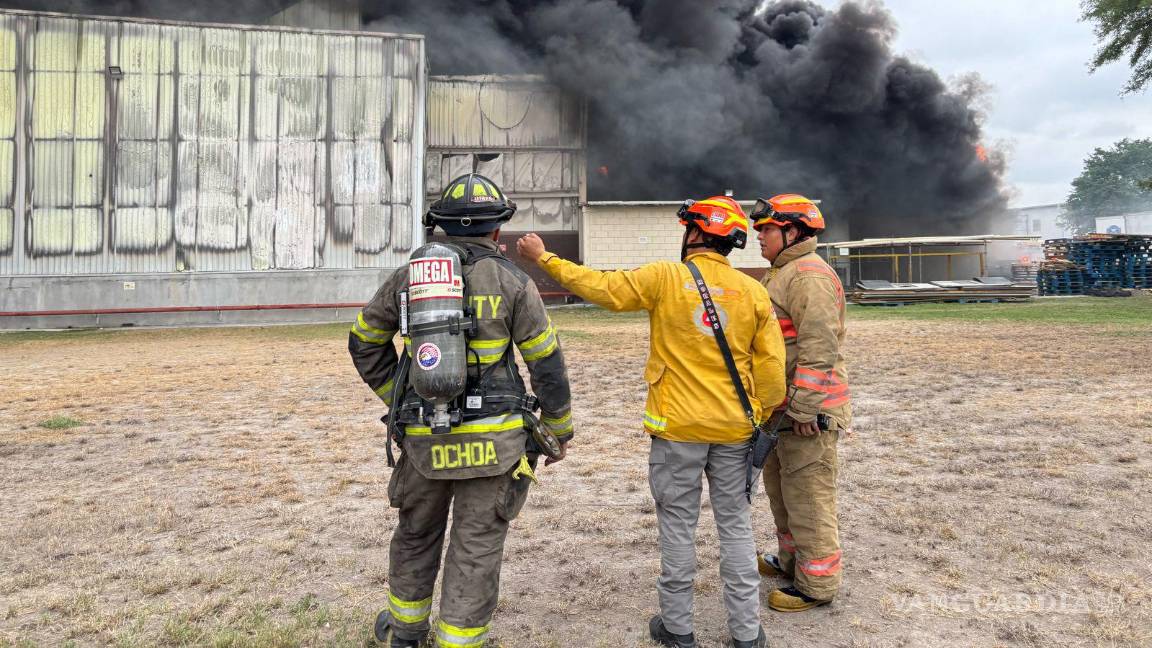 Evacuan a más de 100 trabajadores por incendio en empresa en Apodaca, Nuevo León