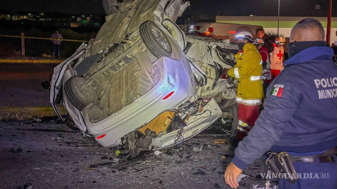 $!El Chevrolet Beat terminó sobre una SUV tras perder el control en una curva en el bulevar Emilio Arizpe de la Maza.